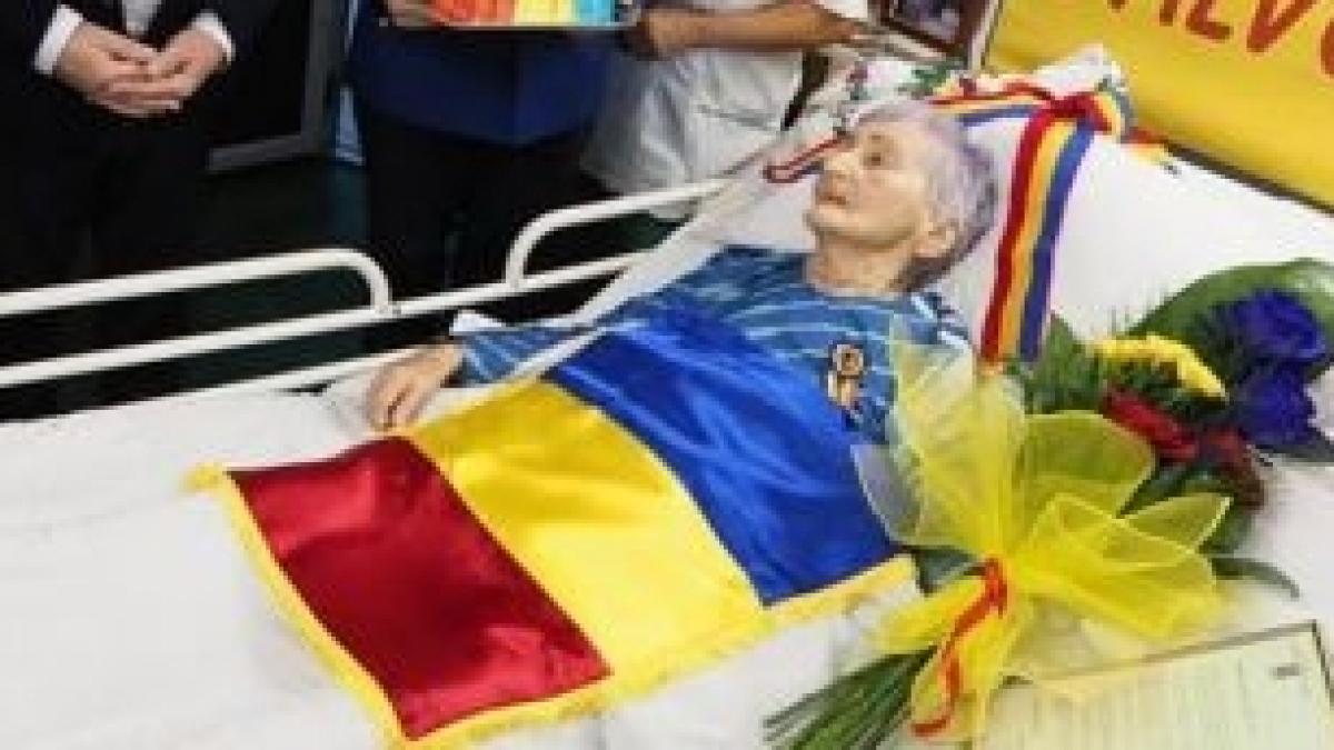  Ana are 100 de ani și zilele trecute era pe patul de spital. Când ceilalți pacienți au văzut cine vine să o viziteze, au încremenit. Ce i-au pus musafirii deasupra capului