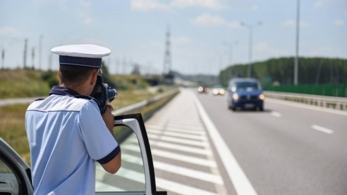 Tânăr fără permis, prins conducând o maşină luată cu bani furaţi de la o bătrână