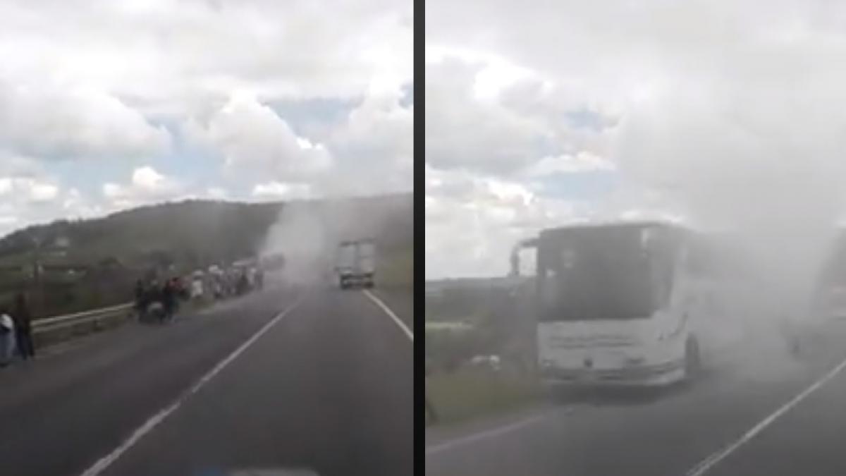 Un autocar cu 45 de călători la bord a luat foc în Cluj - VIDEO