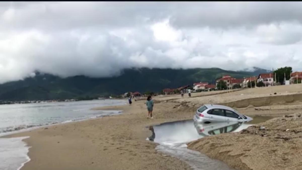 Vacanţă de coşmar pentru românii plecaţi în Grecia. Maşina unei familii a fost luată de ape - VIDEO