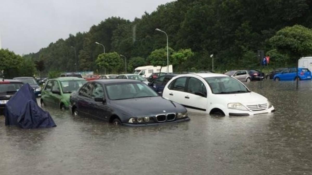 Fenomene meteo extreme în România. Cod portocaliu și galben de ploi abundente și vijelii în mai multe zone din țară