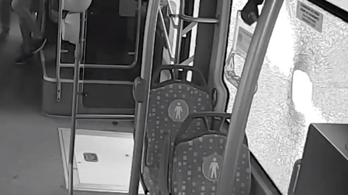 Scene scandaloase în Iași! Un individ a atacat cu pietre un autobuz plin cu călători - VIDEO