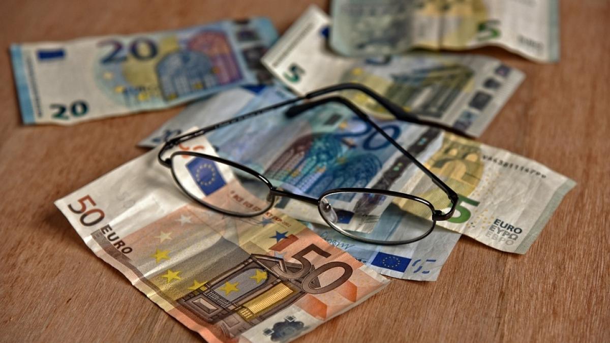 CURS VALUTAR. Euro continuă scăderea spre pragul de 4,65 lei