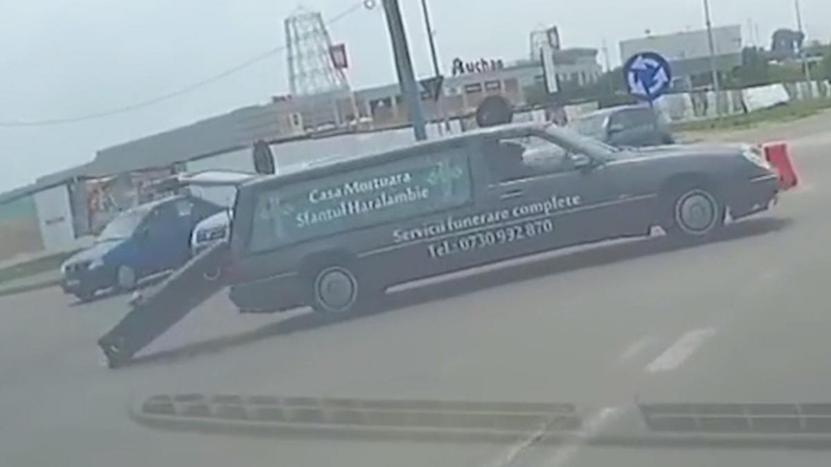 Scene incredibile în Constanța! Sicriu pierdut în intersecție - VIDEO