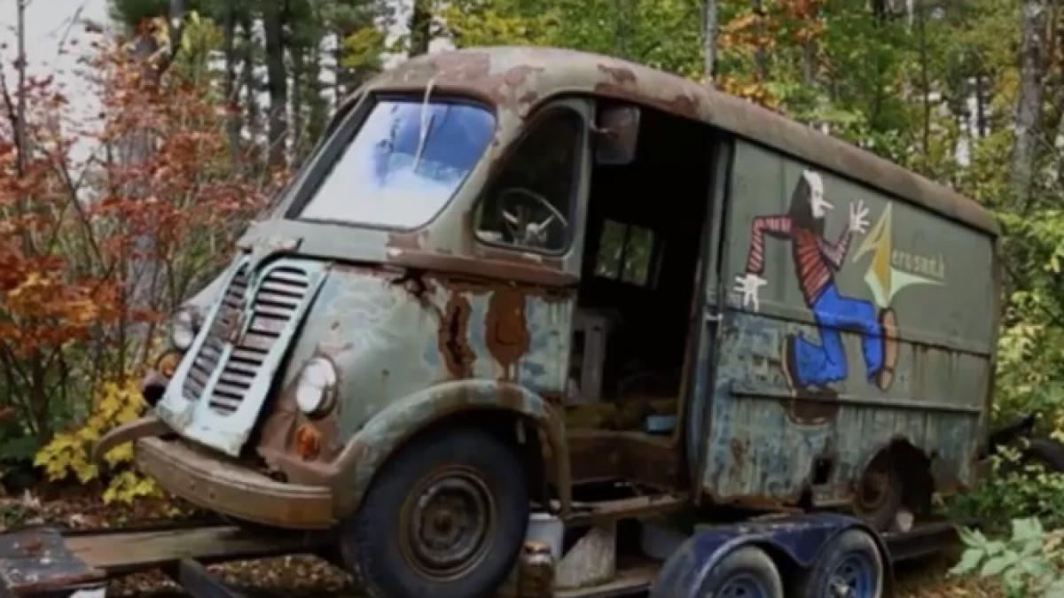 Au mers să se plimbe prin pădure, dar au descoperit duba originală a unei îndrăgite trupe, părăsită în anii '70. Este incredibil ce era înăuntru - VIDEO