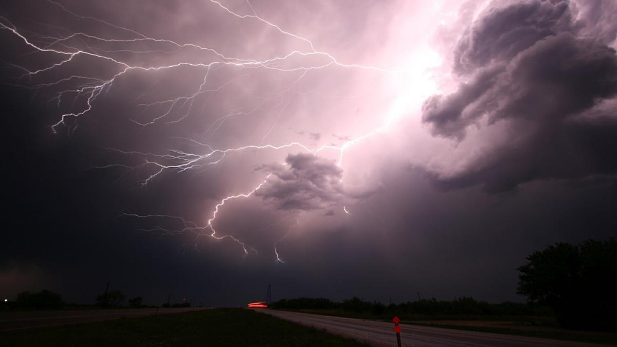 Alertă meteo! Cod portocaliu de furtună în mai multe zone din țară