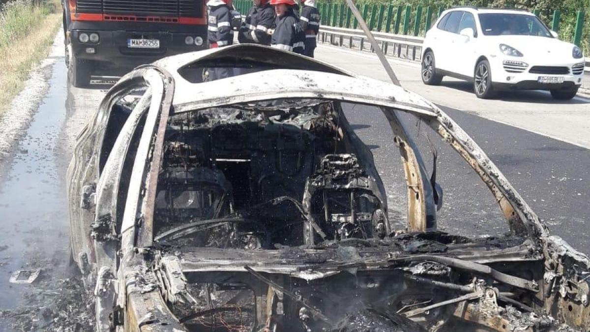 Autostrada Soarelui a fost blocată, după ce o mașină a luat foc - FOTO