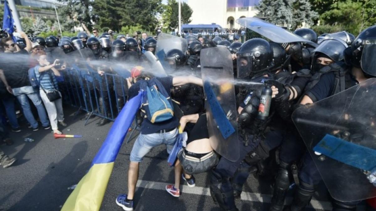 Jandarmii agresați la protestul din 10 august vor fi audiați