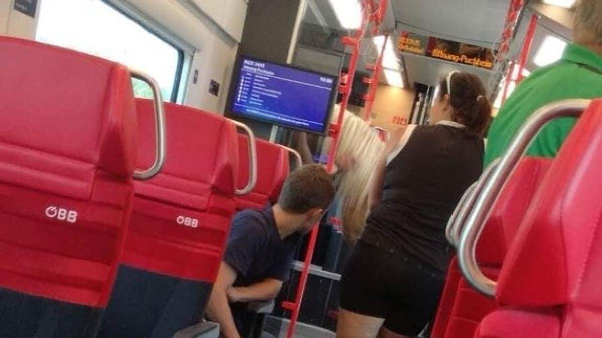 Călătorii dintr-un tren au rămas șocați în momentul în care a urcat un bărbat. Toți au scos telefoanele și au început să filmeze - FOTO