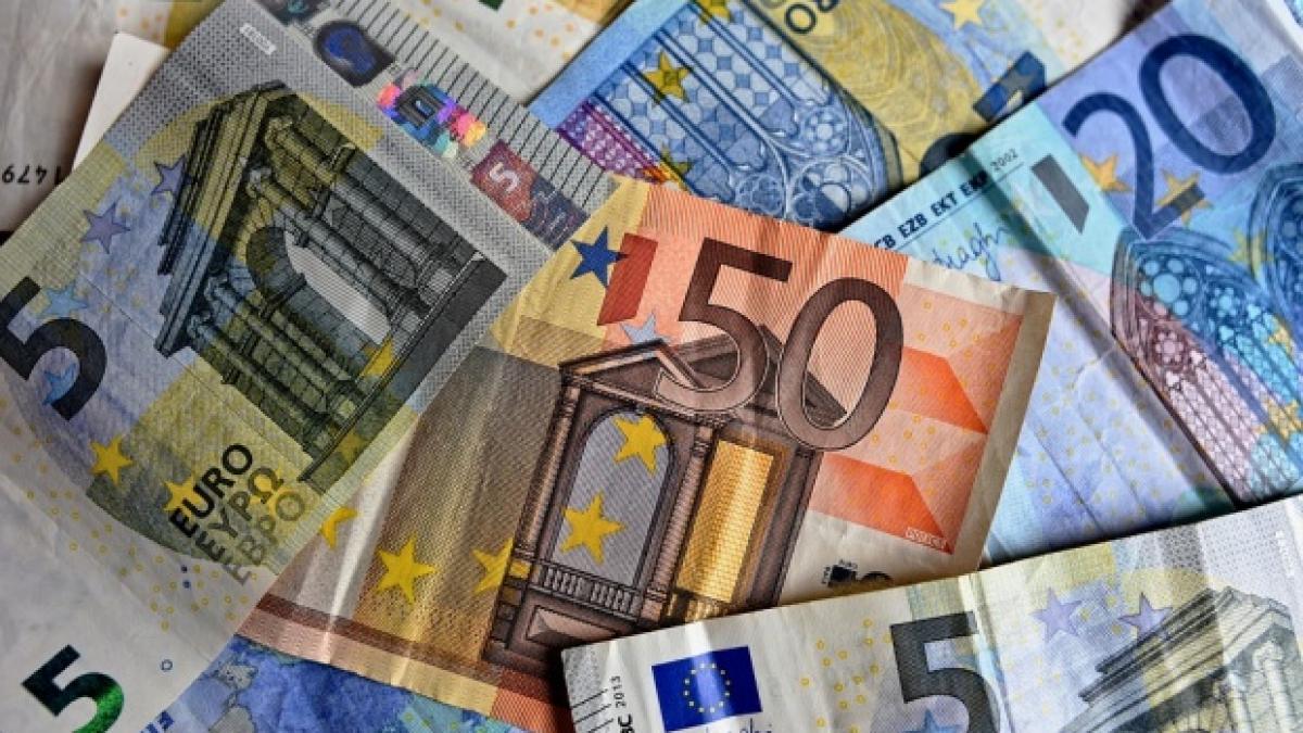 CURS VALUTAR. Euro continuă să crească