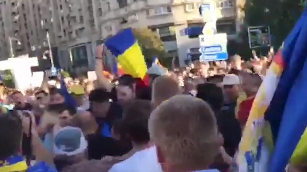 Imagini revoltătoare! Jandarm bătut de protestatari - VIDEO