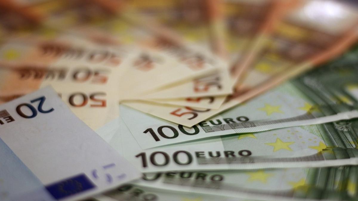 CURS VALUTAR. Euro continuă să crească