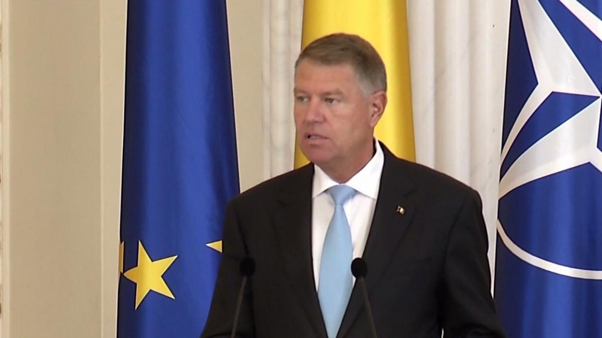 Preşedintele Klaus Iohannis i-a decorat pe profesorii din diaspora: ''Ca dascăl, iubesc şcoala şi ştiu că ea modelează caractere''