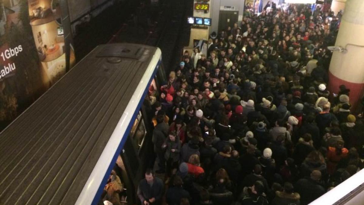 Intervenție de urgență la metrou! Două femei au avut nevoie de îngrijiri medicale