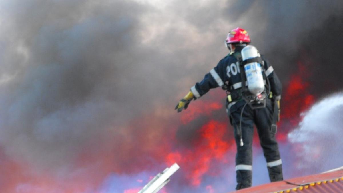 Tragedie în Iaşi: Bărbat găsit carbonizat într-un apartament cuprins de flăcări