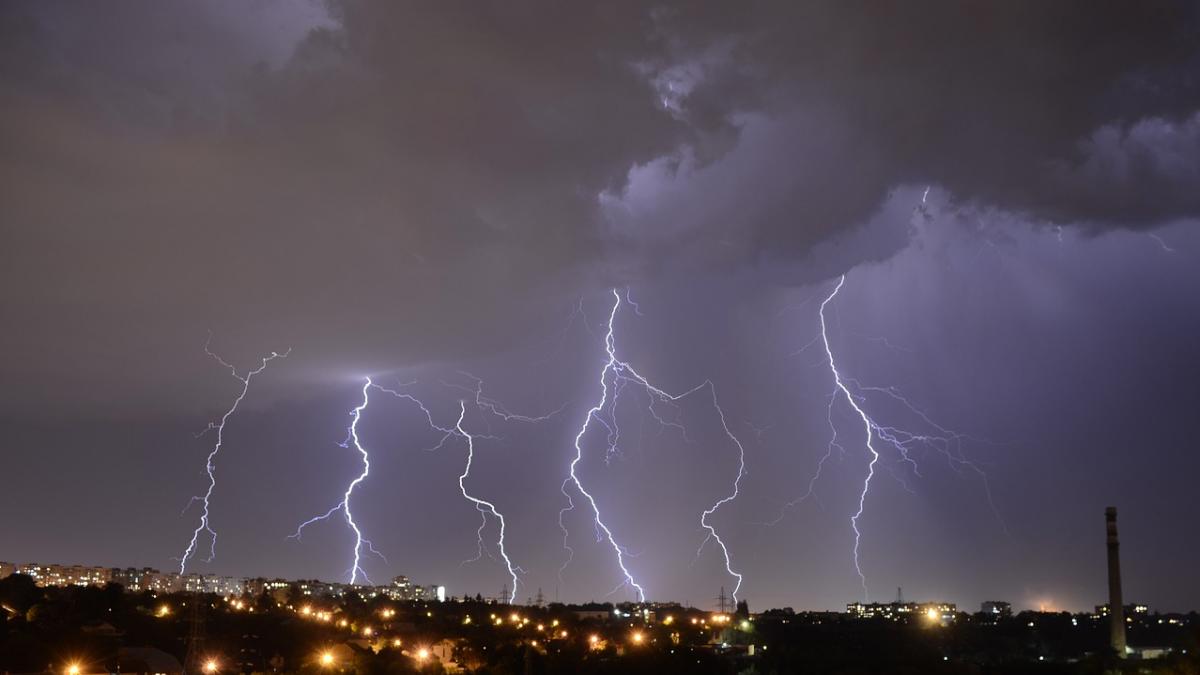 Prognoza meteo actualizată pentru începutul săptămânii. Unde lovesc ploile