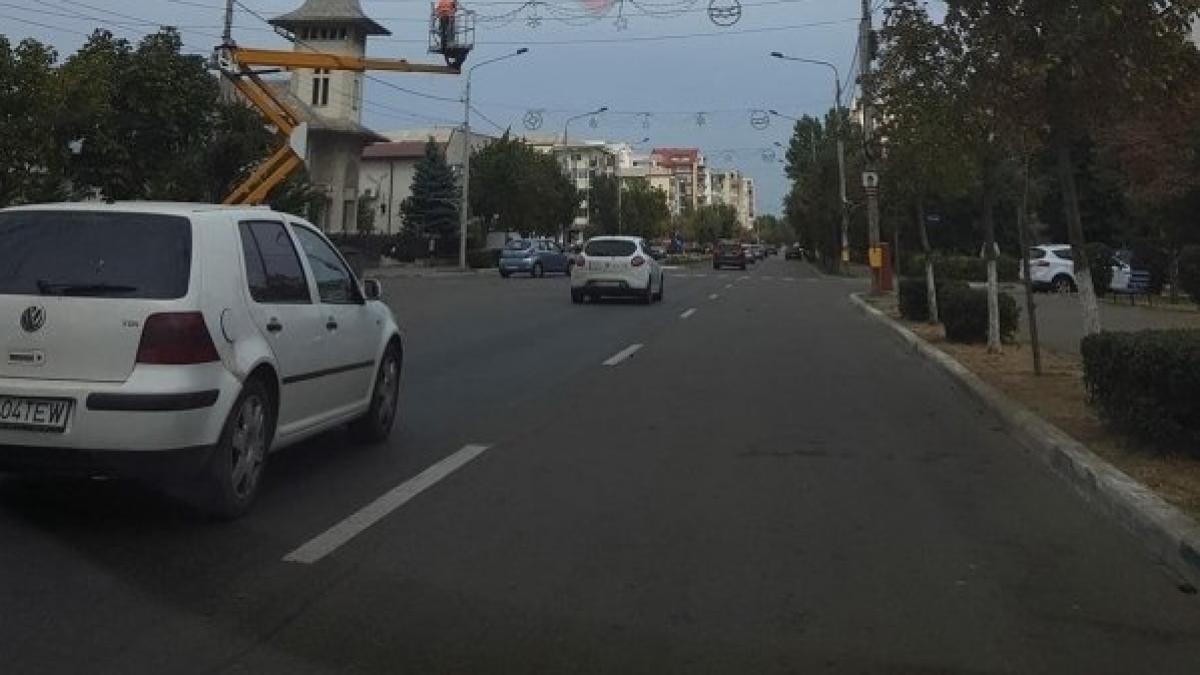 Scene incredibile surprinse în Bârlad. Muncitorii Primăriei au fost surprinși montând luminițele de Crăciun 