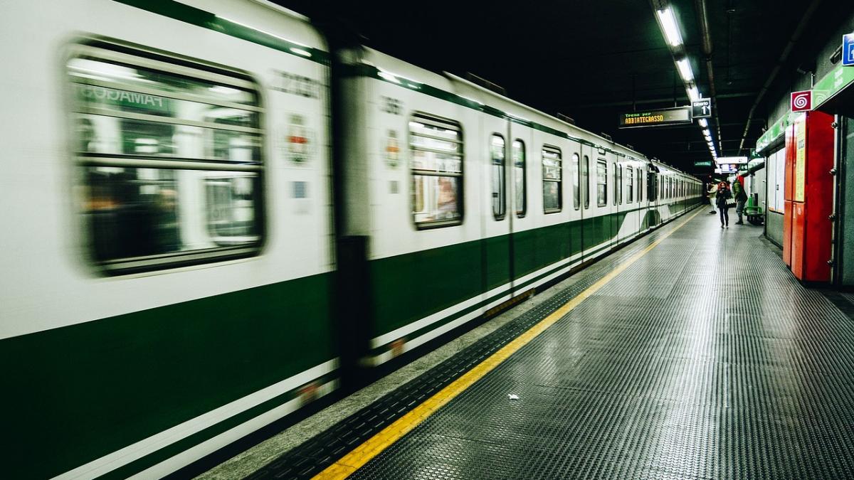 O mamă și copilul ei au căzut pe șinele de la metrou, cu puțin timp înaintea sosirii trenului