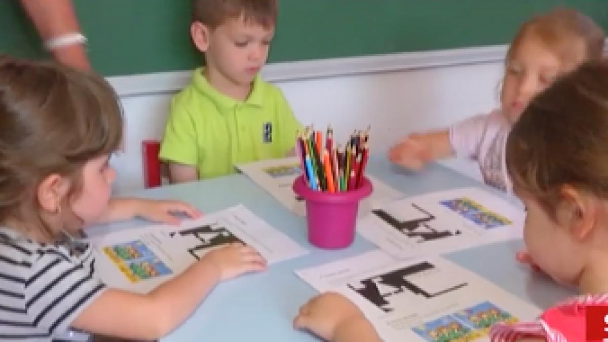 Educatoarea surprinsă în timp ce bătea copiii la clasă și-a primit sentința