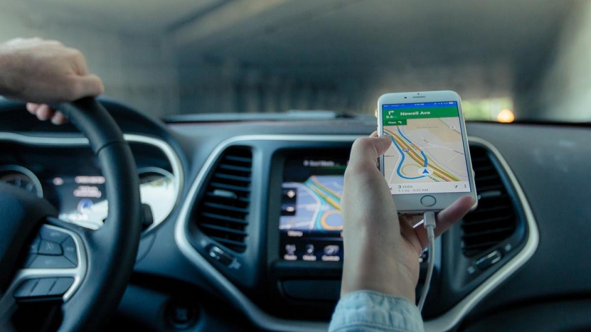 Secretul din spatele săgeţii, care reprezintă vehiculul, din aplicaţiile GPS precum Waze sau Google Maps