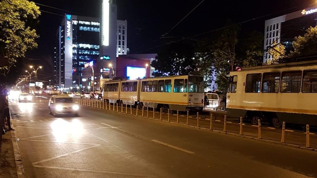 Tramvaie blocate în București, după ce un fir de înaltă tensiune s-a rupt