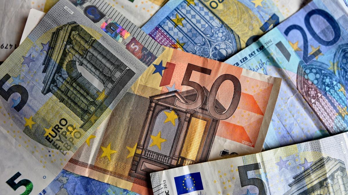 CURS VALUTAR. Euro a ajuns la cel mai mare nivel din ultima lună