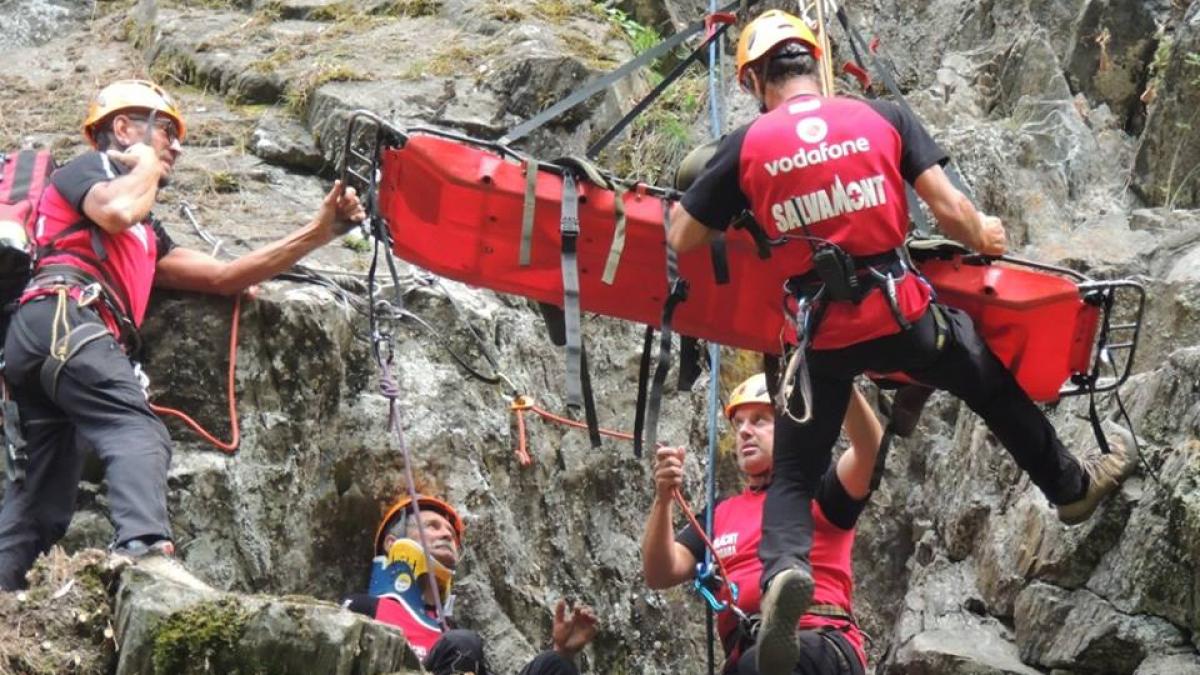 Cei doi turişti rămaşi în zona de creastă a Munţilor Făgăraş au fost recuperaţi de salvamontişti. Un tânăr este în stare critică, fiind găsit în stop cardio-respirator