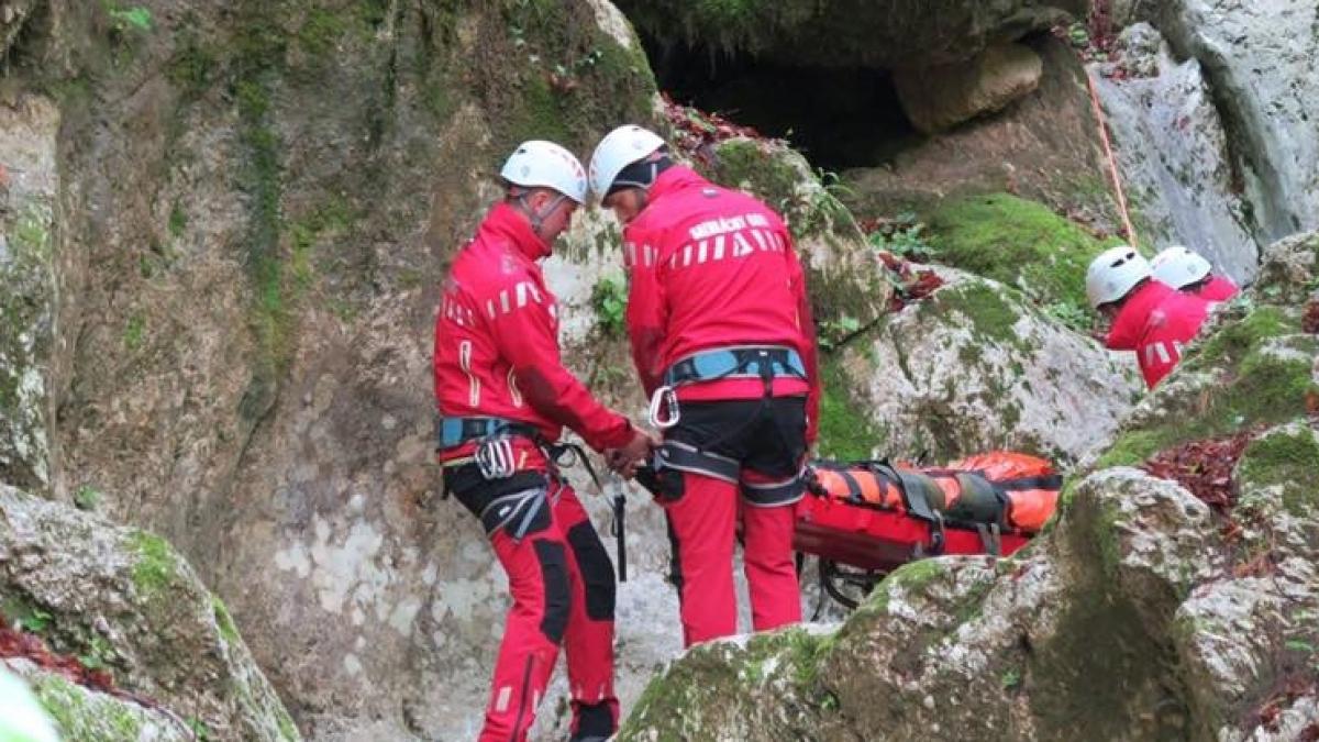 Temperaturile scăzute au făcut deja prima victimă. Un tânăr a murit, după ce nu a mai făcut faţă frigului de pe munte