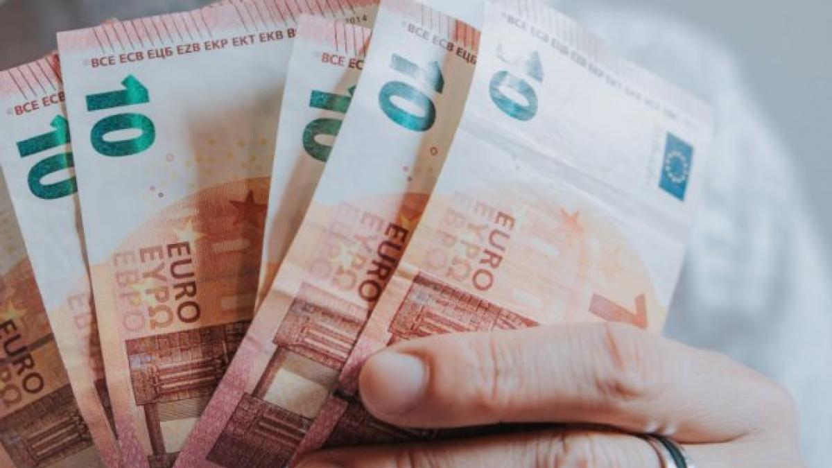 CURS VALUTAR. Euro a coborât spre pragul de 4,66 lei