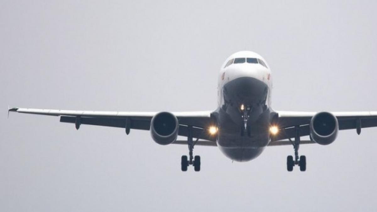 Un avion de pasageri a lovit zidul înconjurător la decolarea de pe aeroport