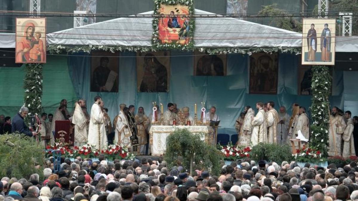 Sfânta Parascheva. Peste 10.000 de credincioşi asistă la slujba religioasă oficiată de mitropolitul Teofan 