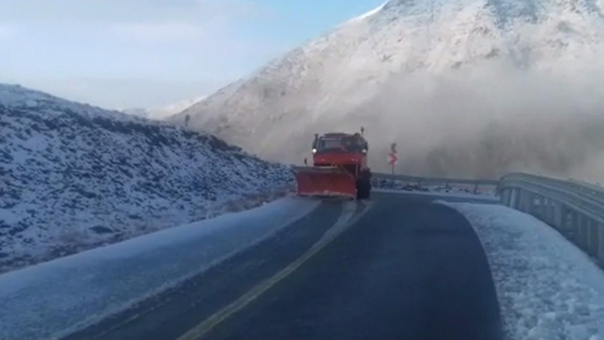 Un strat de zăpadă de câţiva centimetri s-a depus pe Transalpina. CNAIR anunţă închiderea circulaţiei rutiere