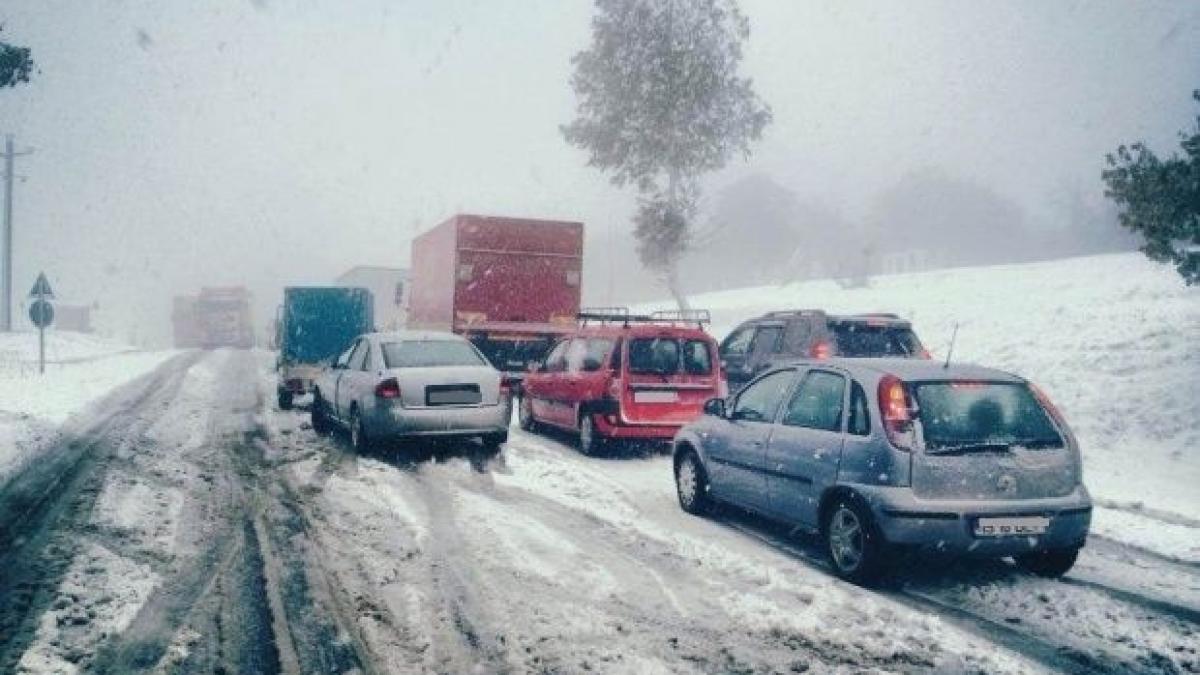 Ninsori abundente la Vălenii de Munte. Circulația oprită, pentru curăţarea drumului, după ce două TIR-uri au derapat