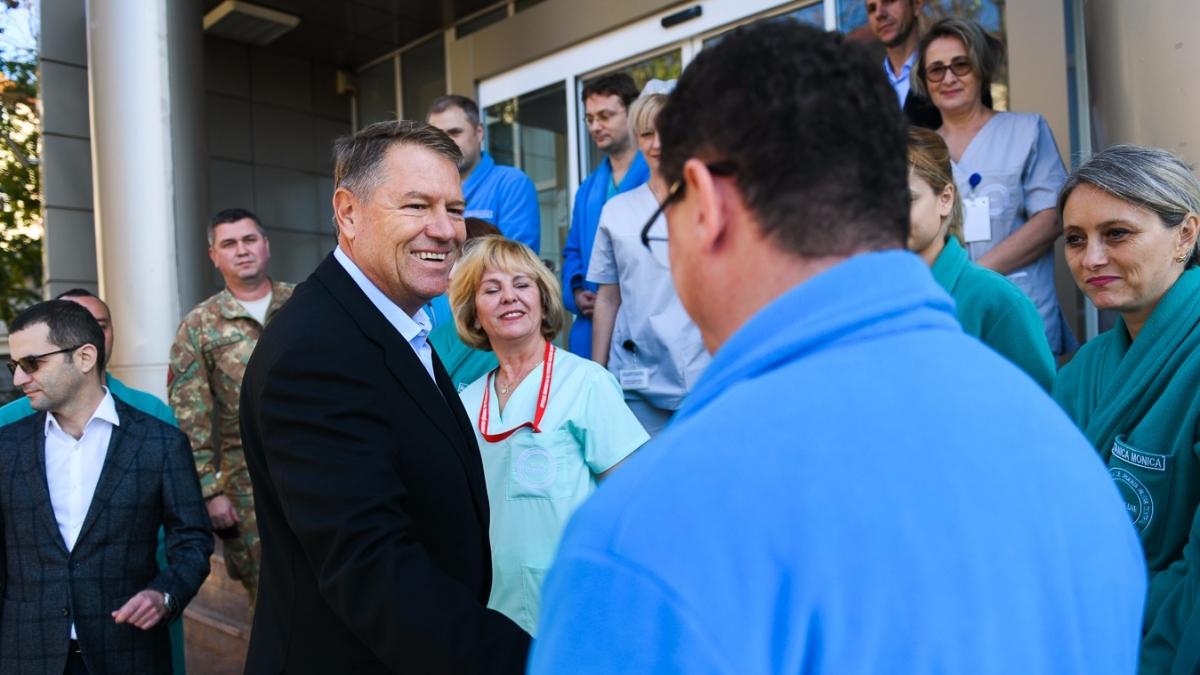 Klaus Iohannis a fost externat din spital. Președintele a fost operat la umărul stâng