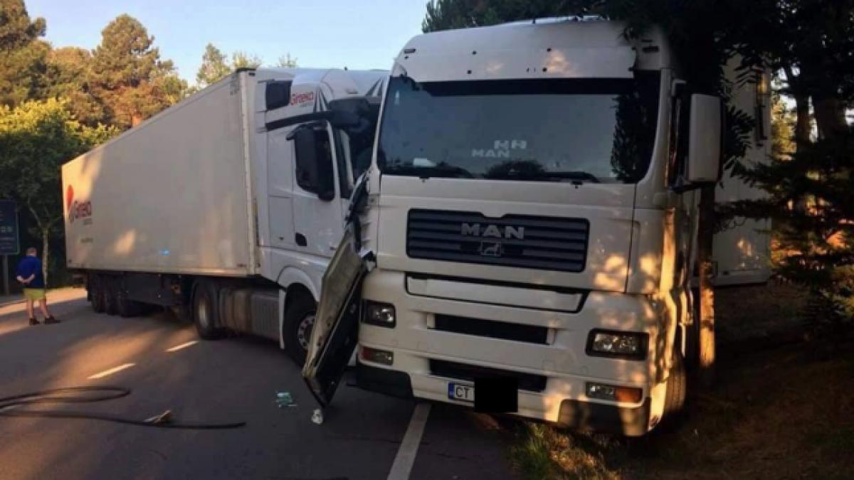 Accident grav pe DN7. Două camioane s-au ciocnit. O persoană a murit, iar alta a fost rănită 