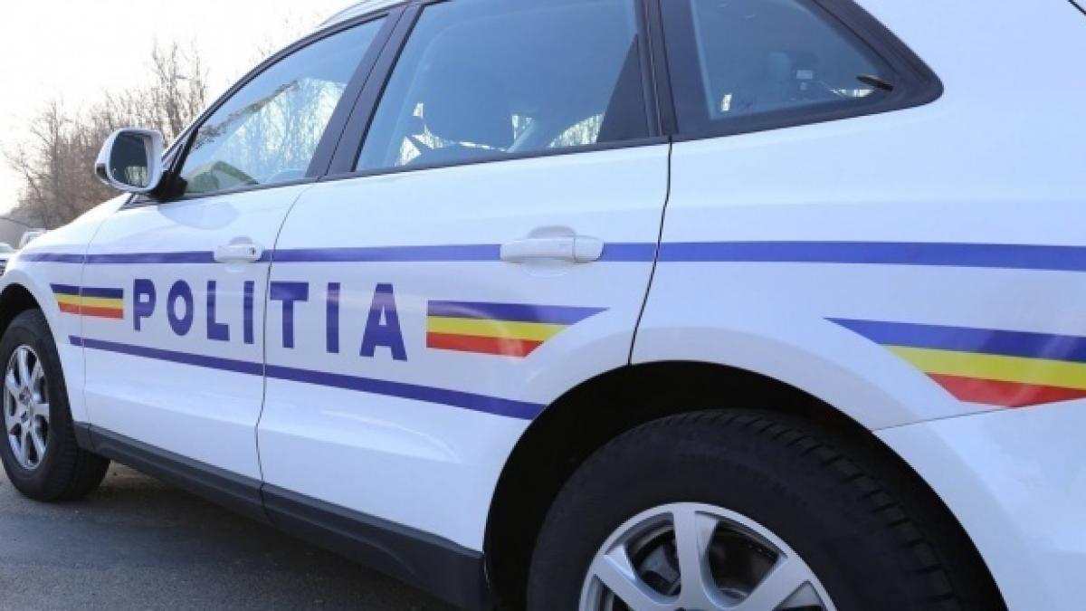 Trei tineri au ajuns la spital, după ce maşina pe care o împingeau a fost lovită de un alt autoturism