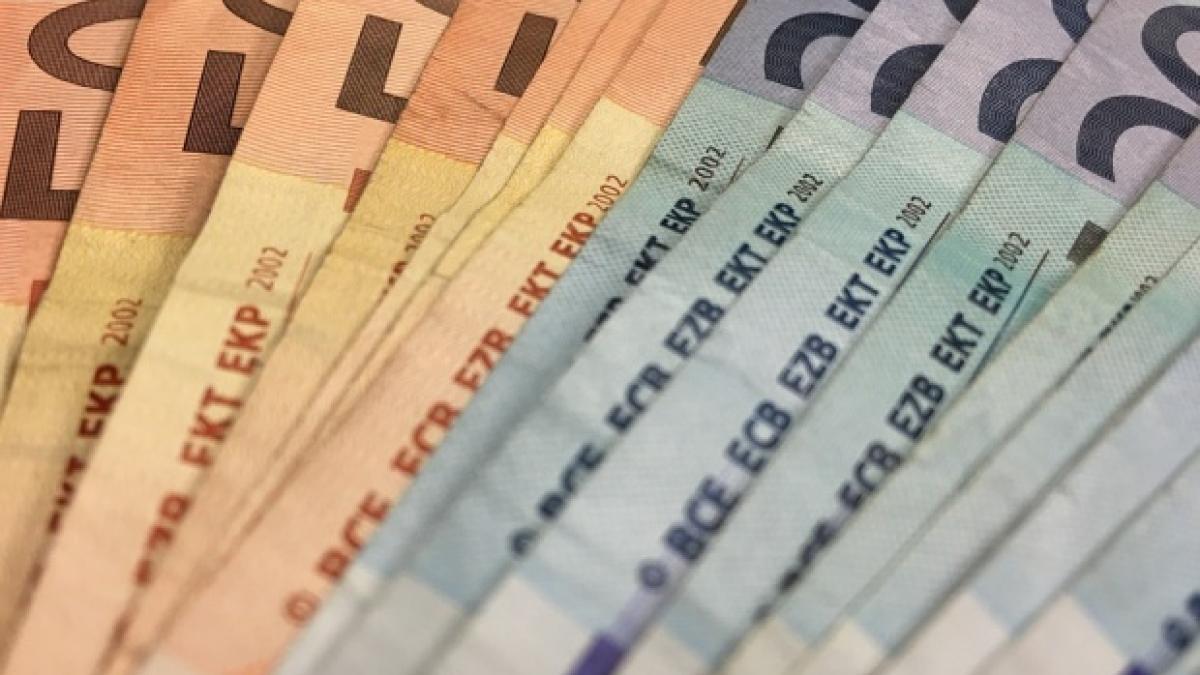 CURS VALUTAR. Euro a crescut spre pragul de 4,67 lei