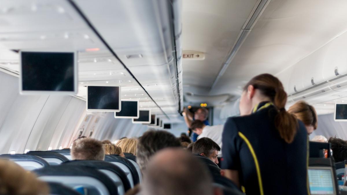 La un pas de o mare tragedie! Un avion a lovit un stâlp înainte de decolare