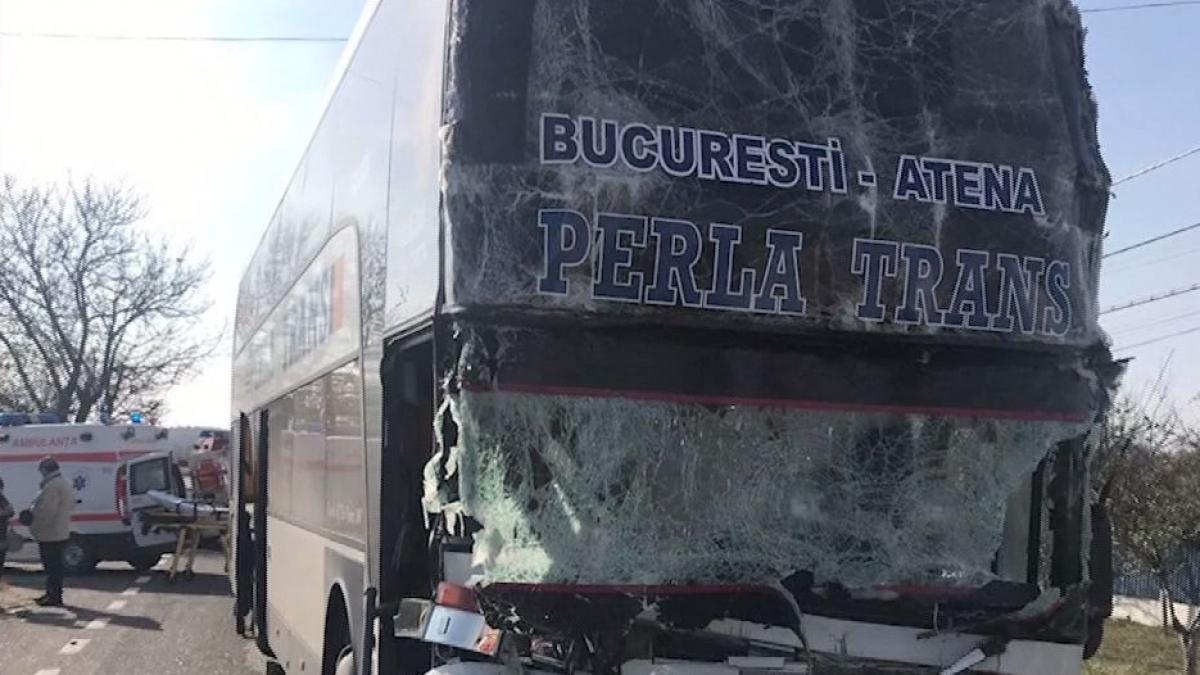 Accident grav de autocar, pe DN 65: o persoană a murit, iar altele sunt grav rănite. Opt ambulanțe intervin de urgență