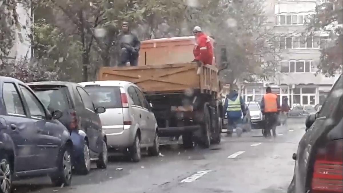 Asfaltare pe ninsoare, la Galaţi. „Încercăm să astupăm gropile mari” - VIDEO