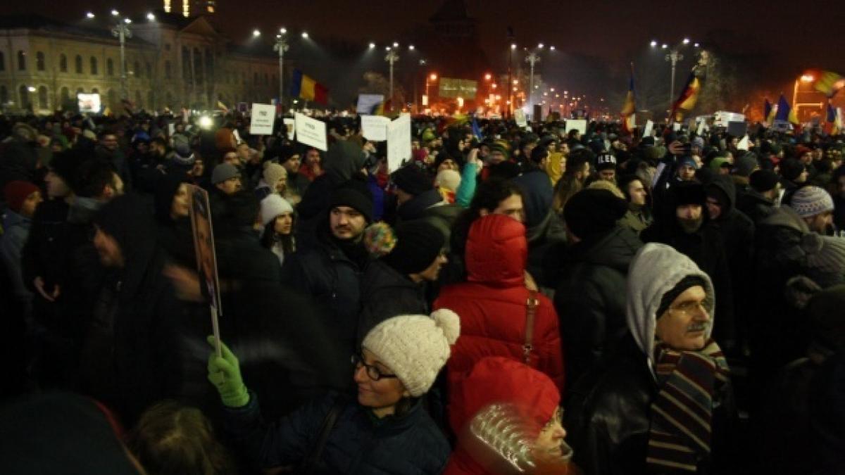  Mai mulți ultrași au fost condamnați după violențele cauzate la protestele împotriva OUG 13 din Piața Victoriei