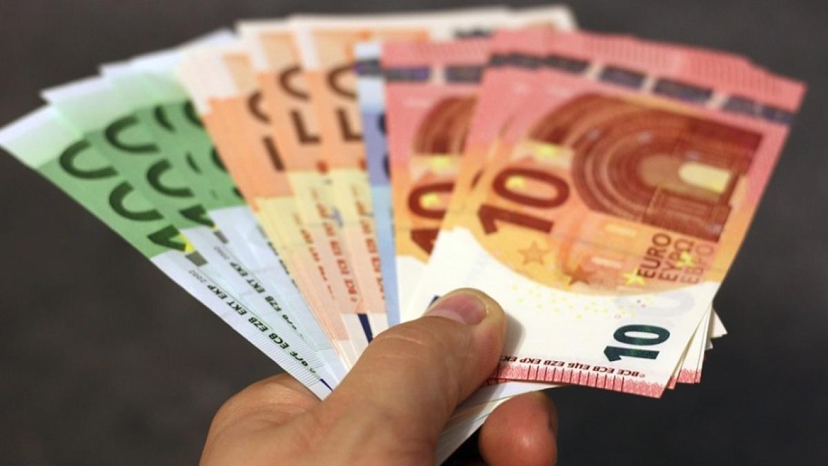 CURS VALUTAR. Euro a crescut spre pragul de 4,67 lei