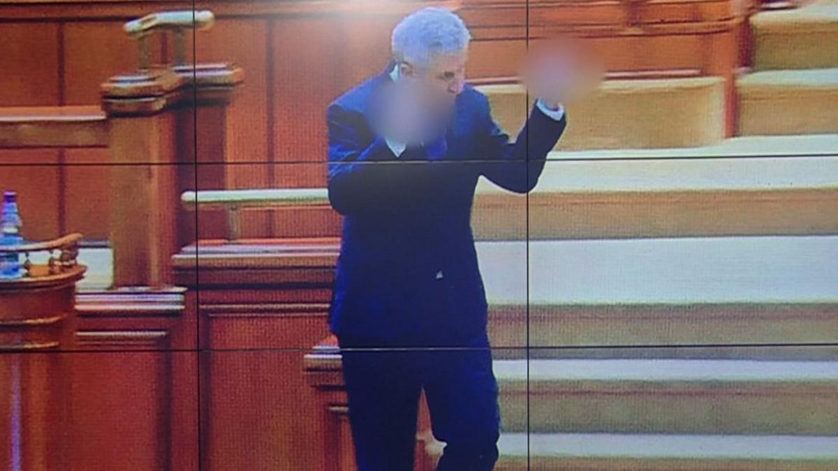 Surse: Liberalii vor solicita sancţionarea deputatului PSD Iordache pentru gestul obscen din Parlament 