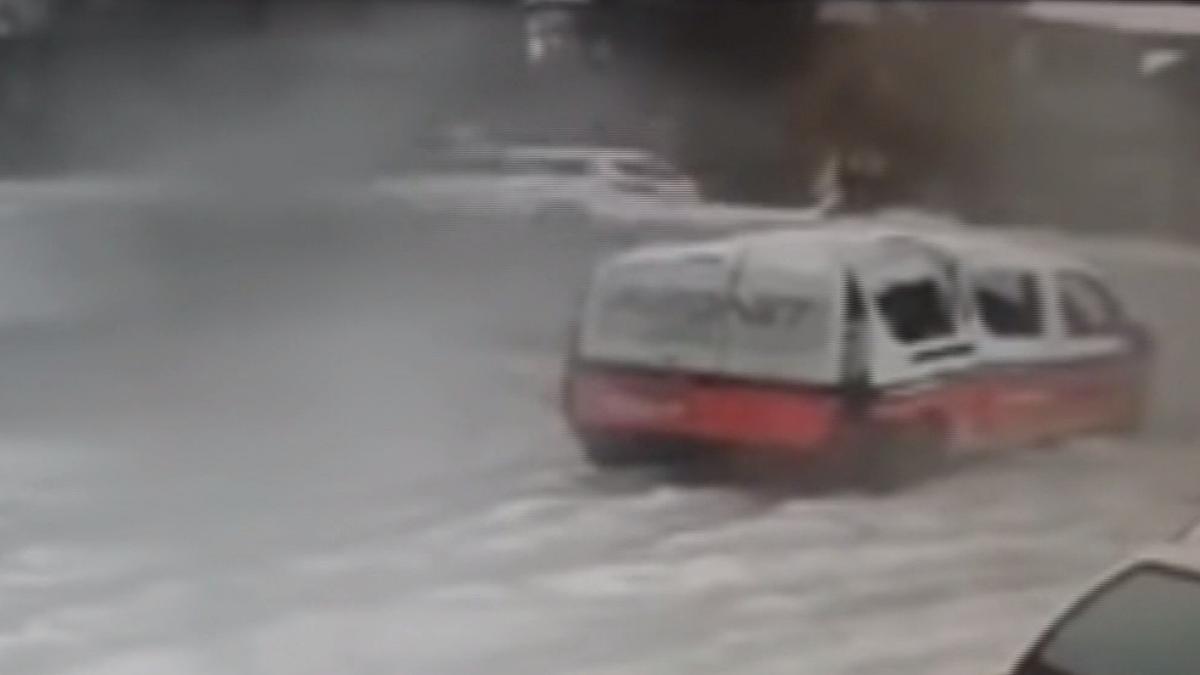 Pericol de explozie pe DN2! O dubiță s-a răsturnat într-o stație GPL - VIDEO