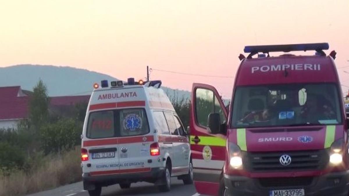 Un autocar cu 23 de pasageri a fost lovit de un TIR, pe DN1