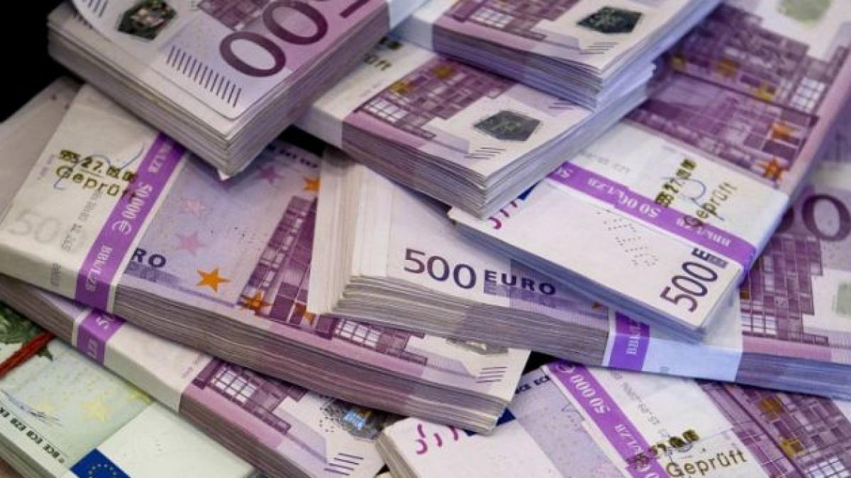 CURS VALUTAR. Euro a scăzut spre 4,65 lei, la cel mai slab nivel din ultimele două luni