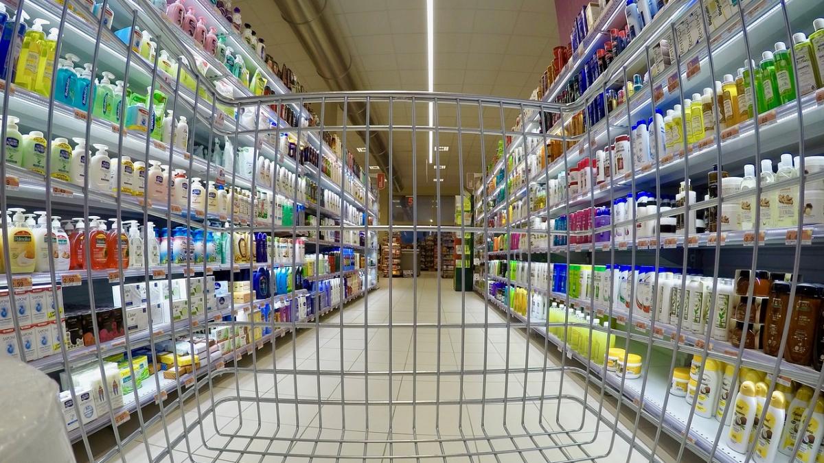 Doi angajați ai unui supermarket au intrat într-un birou, fără să știe că sunt camere. Ce a urmat e incredibil. Acum toată lumea știe (FOTO)