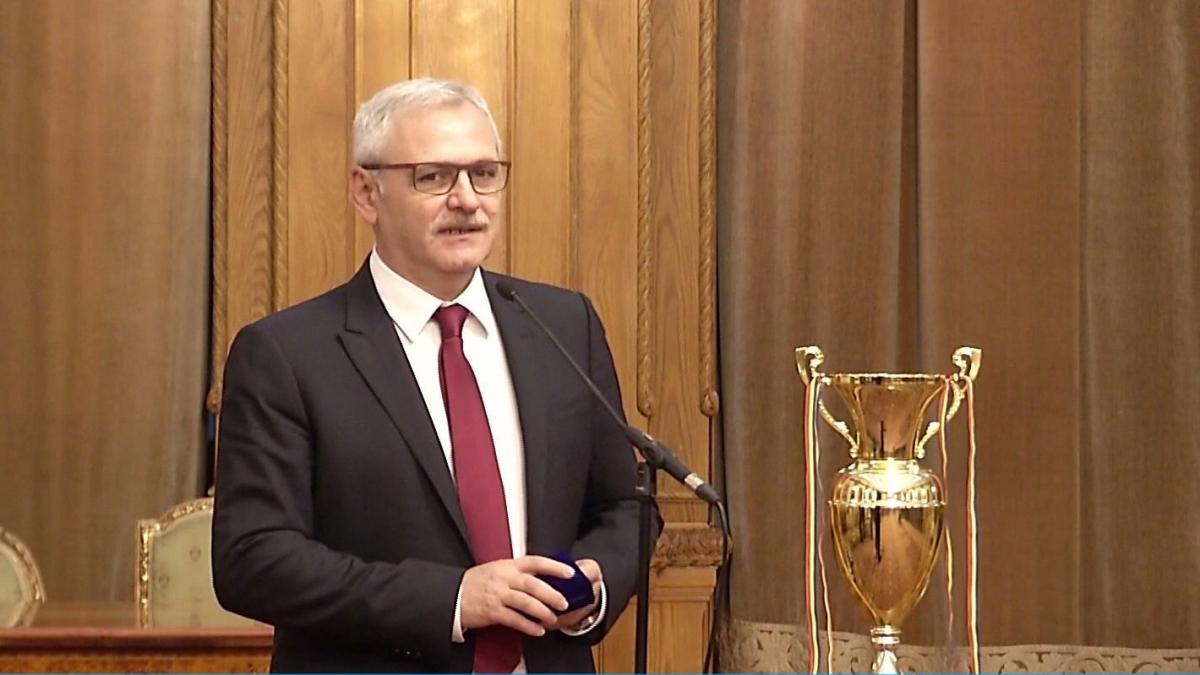 Echipa de fotbal a deputaţilor primită de Liviu Dragnea: ''La anul poate îmi recapăt locul în echipă!'' - VIDEO