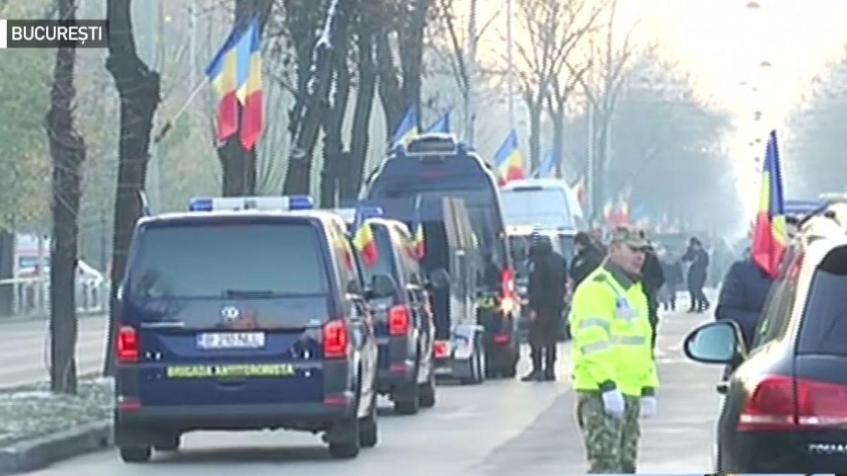 CENTENARUL MARII UNIRI. Primul tanc s-a stricat în drum spre defilare