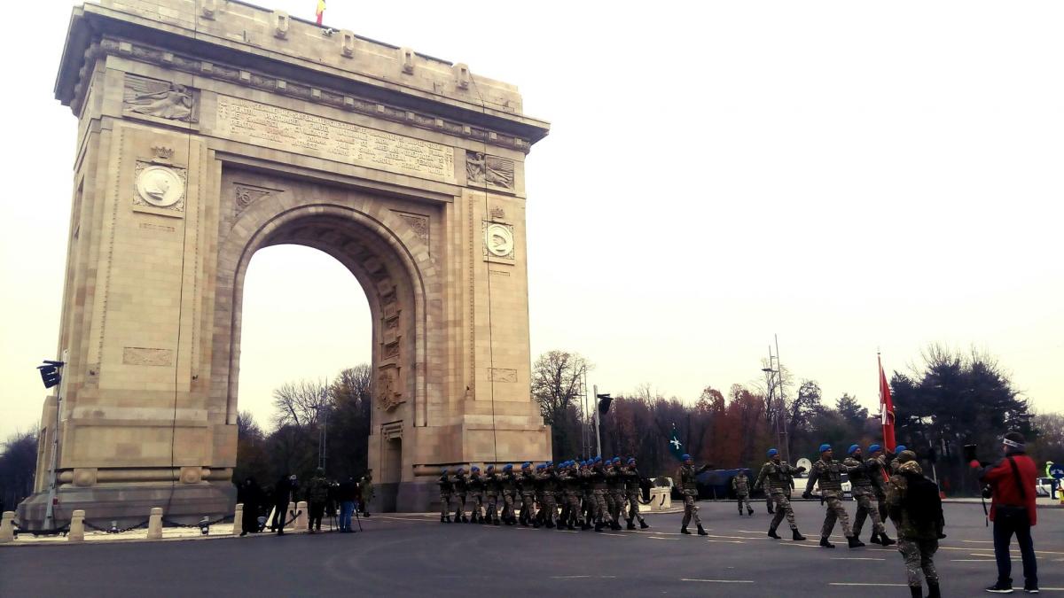 CENTENARUL MARII UNIRI. Zeci de persoane au avut nevoie de îngrijiri medicale, la Parada Militară, trei fiind transportate la spital